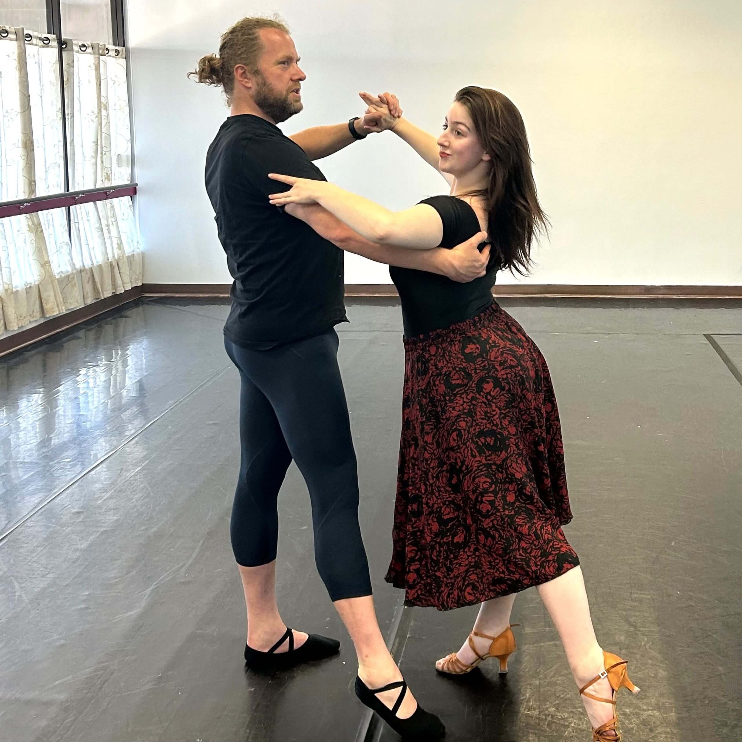adult salsa classes couple dancing
